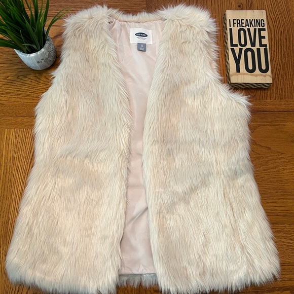 🎉HP🎉 Old Navy Faux Fur Vest - LIKE NEW CONDITION! - Picture 2 of 6